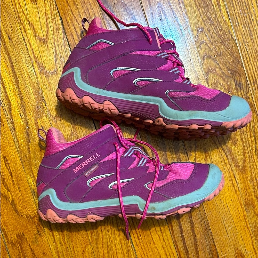 Merrell Girls hiking sneaker/boot size 4